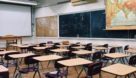 classroom-gfc118476f_1920.jpg