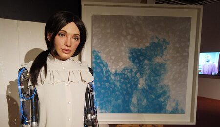 1401px-Ai-Da_Robot_at_Abu_Dhabi_Art-e1634893292722.jpg