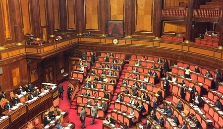 1280px-Aula_palazzo_madama_dociete.jpg