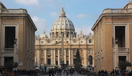Roma_-_Vaticano_-_002_-_Basilica_de_San_Pedro.jpg
