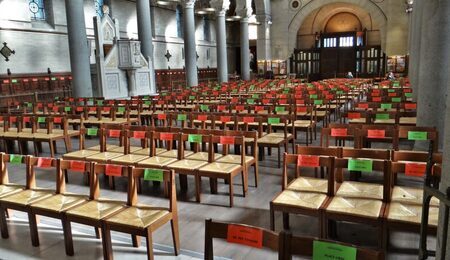 1600px-Social_distance_signs_in_a_church_in_Paris_2-e1638271160313.jpg