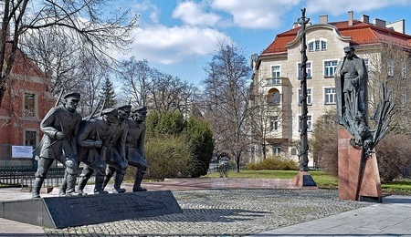 pomnikmarsz.jpg