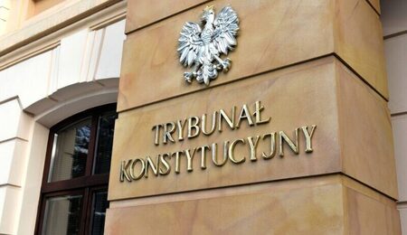 Trybunal_Konstytucyjny_wejscie-scaled-e1636976981737.jpg