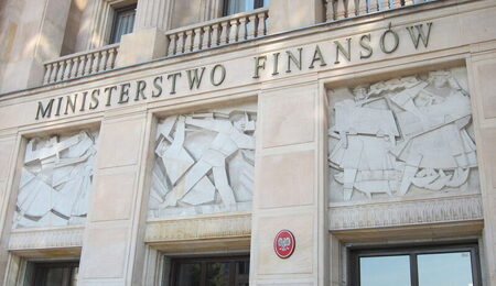 1024px-Warszawa_-_Supraporty_-_Ministerstwo_Finansow-1-e1636104135631.jpg