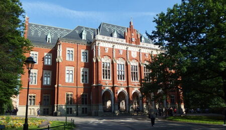 Uniwersytet_Jagiellonski_Collegium_Novum-e1638447049798.jpg