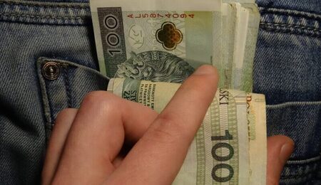 money-g1370f6f55_1920-e1640950619830.jpg