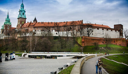 800px-Wawel_Royal_Castle_Krakow_Poland_by_blaat.jpg