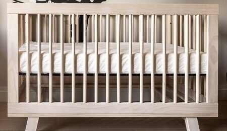 1200px-Baby_Crib_49935766018.jpg