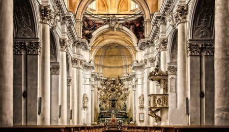 cathedral-3453675_1920.jpg