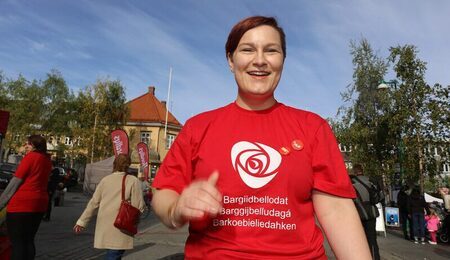 1200px-Norwegian_Labour_Party_shirt_in_three_Saami_languages-e1631712889816.jpeg