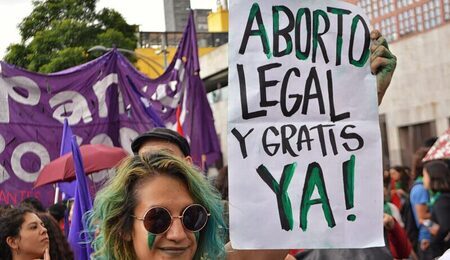 1599px-Panuelazo_en_Ciudad_de_Mexico_por_el_aborto_legal_en_Argentina_-_12-e1631091416528.jpg