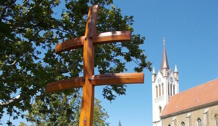 Wooden_double_cross_in_Keszthely_Castle_Garden_2016_Hungary-e1670845054456.jpg
