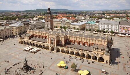 2048px-Sukiennice_and_Main_Market_Square_Krakow_Poland-e1670596017837.jpg