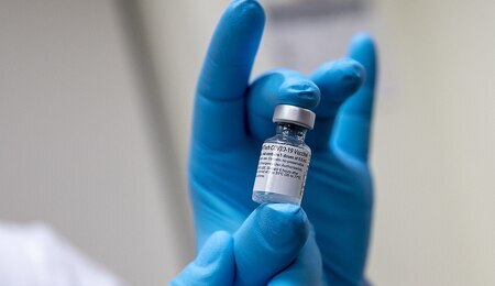 1200px-Pfizer-BioNTech_COVID-19_vaccine_2020_C.jpg
