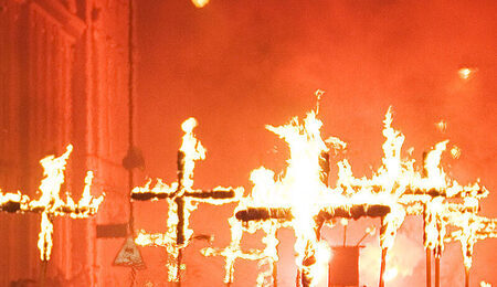 800px-Lewes_Bonfire_Martyrs_Crosses_02_detail-e1636040315654.jpg