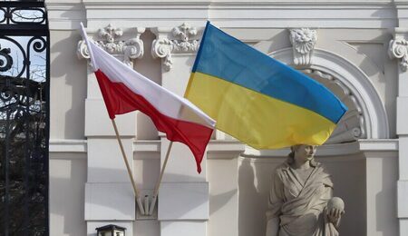 2022_Warszawa_flagi_Ukrainy_i_Polski_brama_glowna_UW_5-e1657631353309.jpg