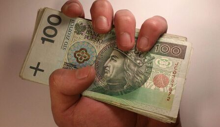 hand-finger-money-cash-currency-dollar-654661-pxhere.com_-scaled-e1660841118678.jpg