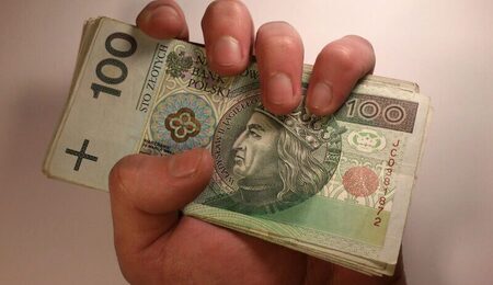 hand-finger-money-cash-currency-dollar-654661-pxhere.com_-scaled-e1660841118678.jpg