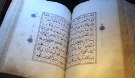 Medieval_Koran_-_In_Chini-Khaneh_Hall_-_Sheikh_Safi_Mausoleum_-_Ardabil_-_Iranian_Azerbaijan_-_Iran_7421173840-scaled-e1673279599979.jpg