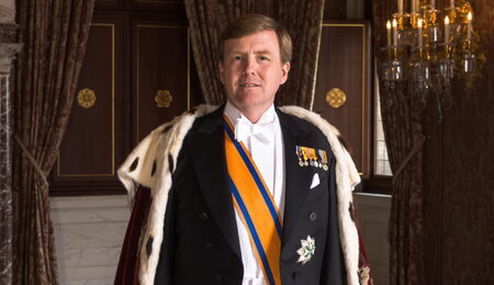 Zijne_Majesteit_Koning_Willem-Alexander_met_koningsmantel_april_2013_cropped-scaled-e1697801796316.jpg