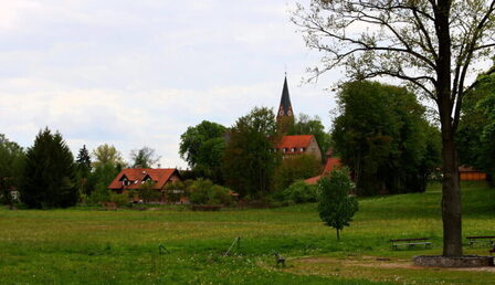 Gietrzwald._Sanktuarium_Maryjne_i_miejsce_cudownych_objawien_Matki_Boskiej_w_roku_1877._Widok_na_kosciol_i_wies_od_strony_Cudownego_Zrodelka._-_panoramio-scaled-e1697615570720.jpg
