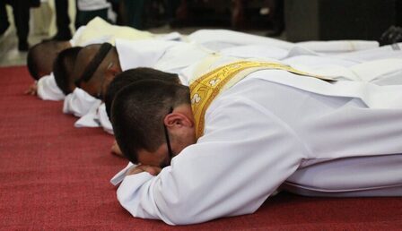 sacerdote-2076108_1280-e1699433875370.jpg