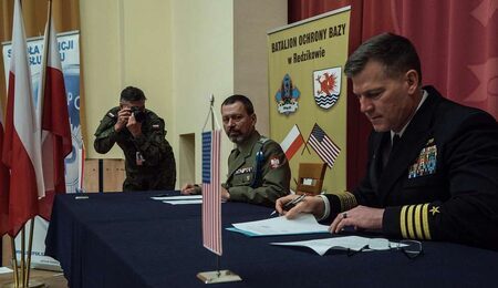 col-piotr-lewandowski-redzikowo-polish-base-commander-and-capt-rick-gilbert-c4bcab-e1702628938356.jpg