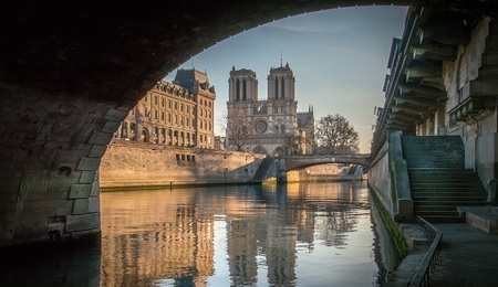 notredame-4688554_1280.jpg