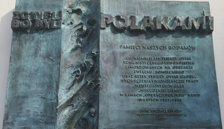 Operacja_polska__NKWD_tablica_w_Krakowie_zdj.11_sierpnia_2020_r-scaled-e1684051634765.jpg
