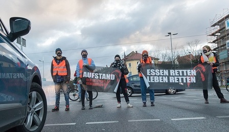 Aufstand_der_Letzten_Generation_-_Strassenblockade_01.jpg
