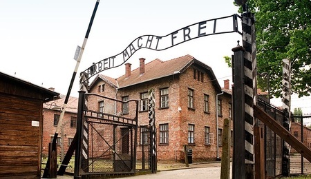 800px-Auschwitz_I_22_May_2010.jpg