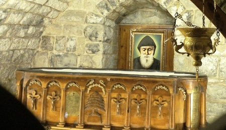 Charbel_Makhlouf_grave-1.jpg