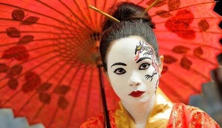 800px-Woman_wearing_dramatic_Japanese_style_make-up.jpg