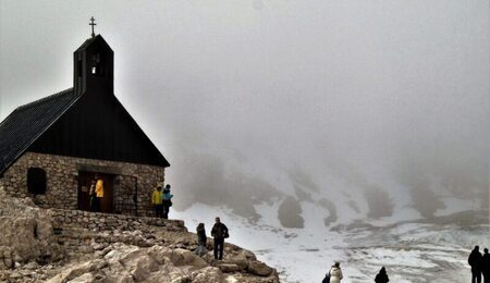 Kapelle_am_Schneefernergletscher_auf_der_Zugspitze-scaled-e1690207089251.jpg