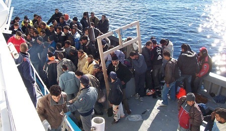 Boat_People_at_Sicily_in_the_Mediterranean_Sea.jpg