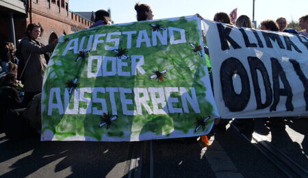 Extinction_Rebellion_blockade_of_the_Oberbaumbrucke_24-scaled-e1695484397180.jpg