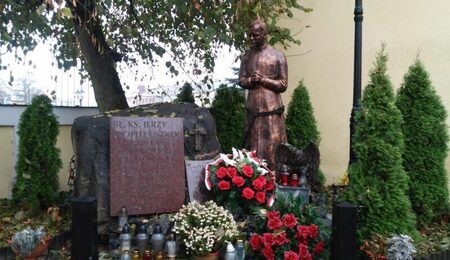 Jerzy_Popieluszko_pomnik_przy_kosciele_sw._Jozefa-scaled-e1729064128604.jpg