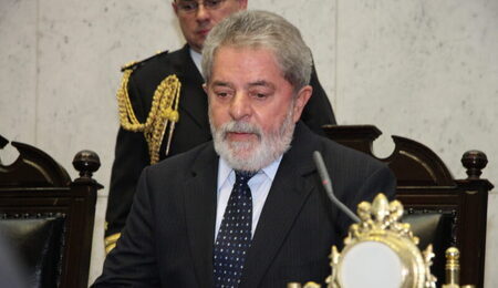 Ex_presidente_de_Brasil_Lula_da_Silva_en_el_Bicentenario_del_Congreso_Nacional_5905086036-scaled-e1732821615639.jpg