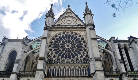 Saint-Denis_Basilique_Saint-Denis_Sudliches_Querschiff_3.jpg