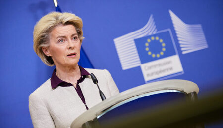Ursula_von_der_Leyen_holds_a_press_conference_on_COVID_variant_B.1.1.529_4-scaled-e1733935981667.jpg