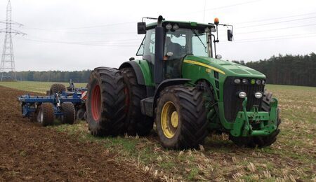 tractor-3068578_1280-e1733508171364.jpg