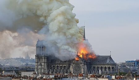 Incendie_de_Notre_Dame_a_Paris._vue_depuis_le_ministere_de_la_recherche._3-scaled-e1733503269201.jpg