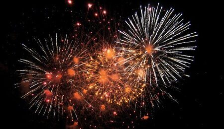 fireworks-1880045_1280-e1735651327580.jpg