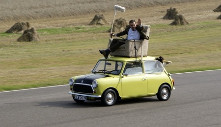 Rowan_Atkinson_on_a_Mini_at_Goodwood_Circuit_in_2009.jpg