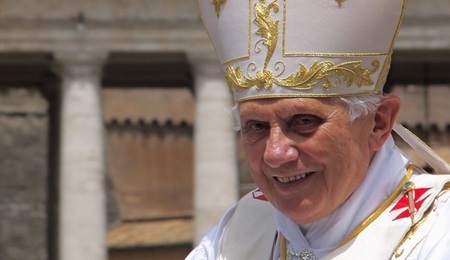 1442px-Giao_hoang_Bien_Duc_XVI_Benedictus_XVI_Benedict_XVI.jpg