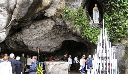 Grotte_Massabielle.jpg
