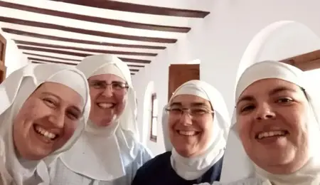 sor-Israel-sor-Paloma-sor-Adriana-y-sor-Myriam-hermanas-Clarisas-Monasterio-Clarisas-de-Orduna.jpg-e1719115733815.webp