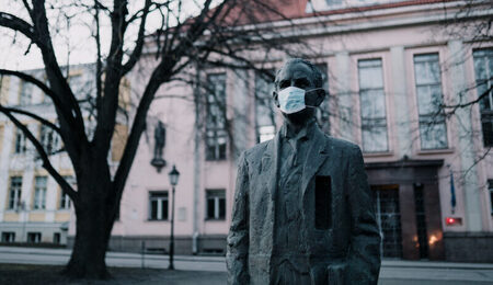 Monument_with_a_mask_during_COVID-19_pandemic-e1718091042720.jpg