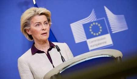 Ursula_von_der_Leyen_holds_a_press_conference_on_COVID_variant_B.1.1.529_4.jpg