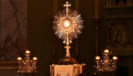 Adoration_du_Saint_Sacrement_a_lEglise_du_Sacre-Coeur_de_Monaco-scaled-e1725870055455.jpg